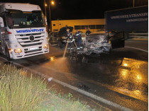 Столкновение двух престижных иномарок с грузовиком привело к госпитализации четырех человек (фото)