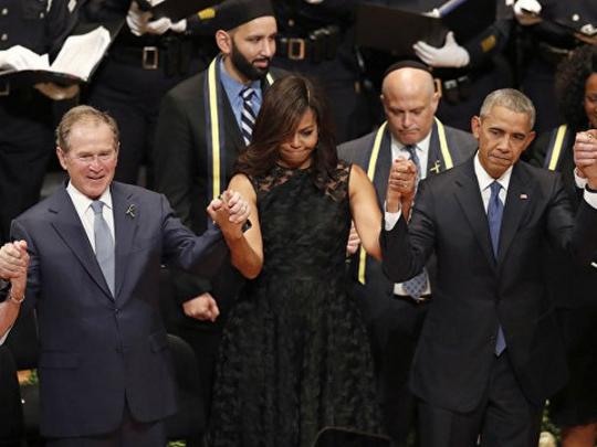 Джордж Буш с Мишель и Бараком обамой на панихиде