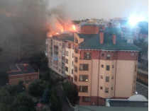 СМИ: в Полтаве из-за удара молнии загорелась крыша многоэтажки (фото)