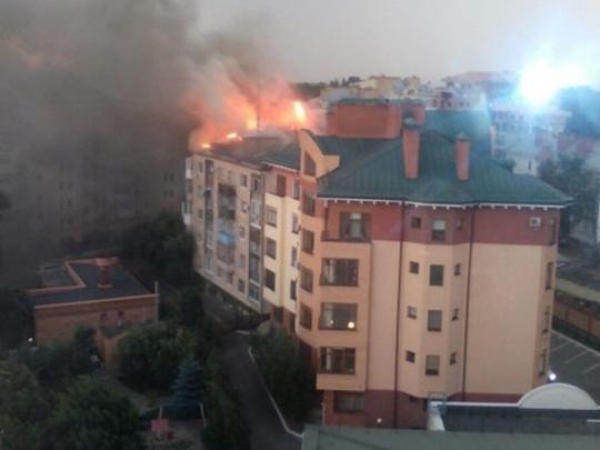 СМИ: в Полтаве из-за удара молнии загорелась крыша многоэтажки (фото)