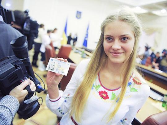 Первый паспорт гражданин Украины будет получать не в 16, а в 14 лет
