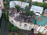 В Полтаве в крышу пятиэтажки попали две молнии, вызвавшие пожар (фото)