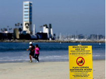 Лос-анджелесский пляж с запрещающим знаком