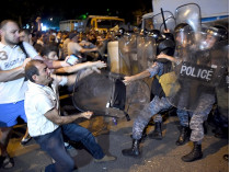 Ночью в Ереване более 50 человек пострадали в результате столкновений демонстрантов с полицейскими