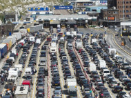 Тысячи британских автомобилистов стоят в многочасовых пробках, чтобы попасть в Дувре на паром (фото)