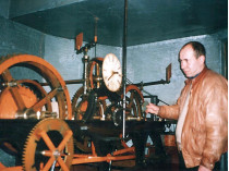 старинные механические часы