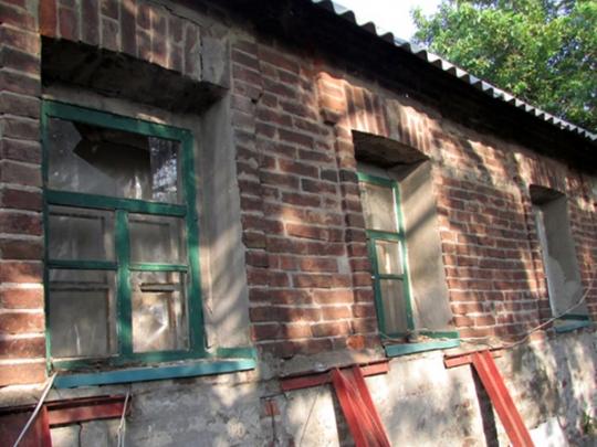 Боевики обстреляли Авдеевку: повреждены шесть домов (фото)