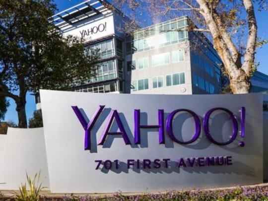 Логотип и здание штаб-квартиры Yahoo