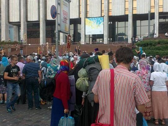 Участники крестного хода в Киеве выдвинулись на Владимирскую горку