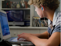 подросток перед компьютером