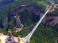В Китае открылся самый длинный и самый высокий в мире стеклянный мост (фото)