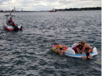 Канадские спасатели тянут плот с пьяными американцами