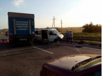 В России микроавтобус с украинцами врезался в отбойник: 2 погибших, 7 раненых