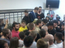 В Шевченковском суде произошла драка между силовиками и сторонниками подозреваемых в беспорядках под Радой