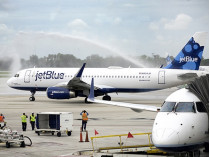 самолет JetBlue на Кубе
