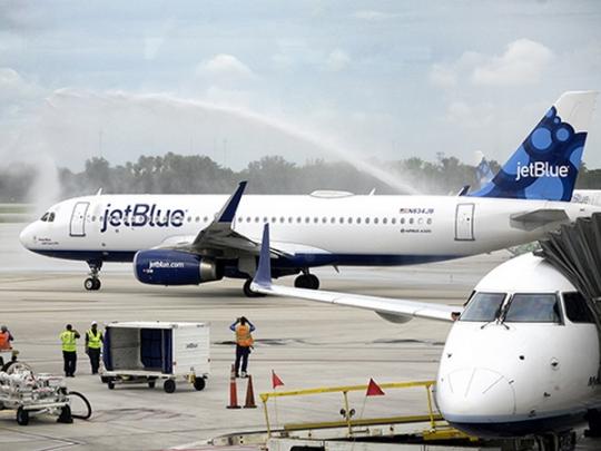 самолет JetBlue на Кубе