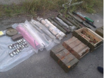 В пригороде Днепра силовики обнаружили хранилище с арсеналом оружия (фото)