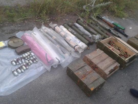 В пригороде Днепра силовики обнаружили хранилище с арсеналом оружия (фото)