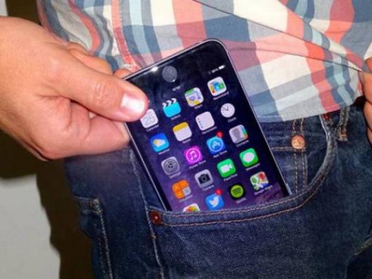 мобильный телефон в кармане брюк