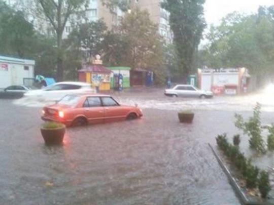 В Одессе произошел потоп из-за сильного дождя, в городе – километровые пробки