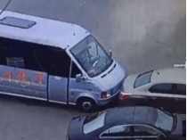 Водителя маршрутки, пытавшегося остановить убийцу полицейских в Днепре, наградили оружием (фото, видео)