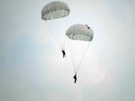 «Южный ветер» принес парашютистов на поле фермера-бывшего десантника (фото)