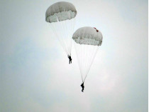 «Южный ветер» принес парашютистов на поле фермера-бывшего десантника
