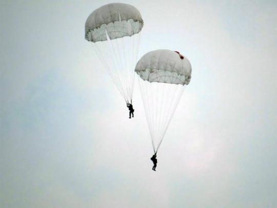 «Южный ветер» принес парашютистов на поле фермера-бывшего десантника