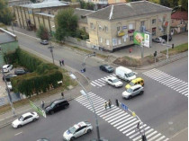 В Киеве автомобиль сбил девушку на пешеходном переходе