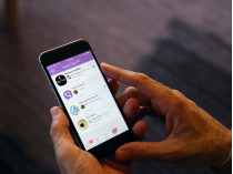 Смартфон с открытым приложением Viber