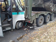 В Винницкой области пассажирский автобус протаранил военный тягач (фото, видео)