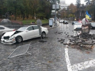 В Киеве Mercedes врезался в памятник герою Небесной сотни Михаилу Жизневскому (фото)