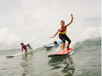Певица и телеведущая Регина Тодоренко на Бали учится кататься на серфинге (фото)