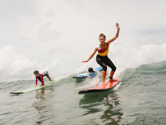 Певица и телеведущая Регина Тодоренко на Бали учится кататься на серфинге (фото)
