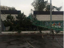 В Одессе из-за ветра строительный кран рухнул на крышу ресторана и автомобиль (фото)