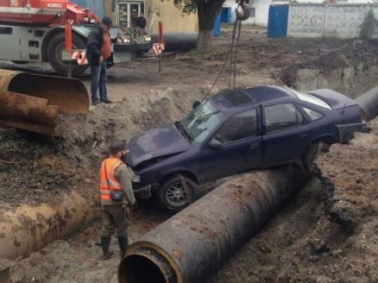 В центре Одессы на автозаправке взорвался автомобиль, еще один – рухнул в котлован (фото)
