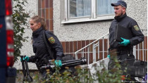 Вооруженный полицейский возле школы в Лейпциге