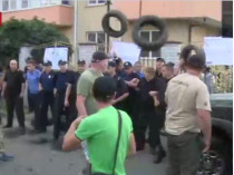 В Киеве бойцы добробатов подрались с полицией (видео)