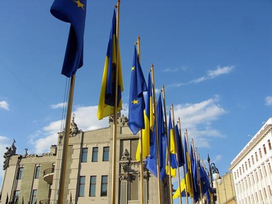 флаги Украины и ЕС