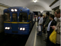 В Киевском метро на рельсы упал мужчина