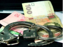 За полторы тысячи долларов трое ивано-франковских полицейских вернули мужчине его авто вместе с поддельными документами (фото, видео)