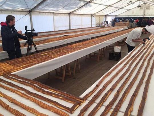 В Бельгии испекли самый длинный в мире шоколадный эклер