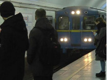 Киевские полицейские спасли мужчину, упавшего на рельсы в метро