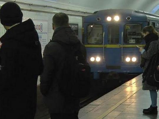 Киевские полицейские спасли мужчину, упавшего на рельсы в метро