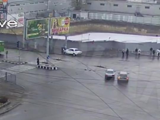 В Харькове ВАЗ вылетел на тротуар и придавил женщину (видео)