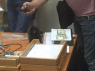 В Мариуполе чиновники "зарабатывали" на взятках за выдачу "паспортов моряка" 140 тыс. долл. в месяц (фото)