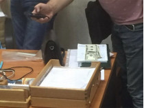 В Мариуполе чиновники «зарабатывали» на взятках за выдачу «паспортов моряка» 140 тыс. долл. в месяц (фото)