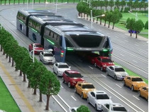 китайский автобус-тоннель движется по рельсам