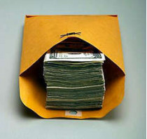 Одесситка вернула забывчивому бизнесмену пакет с 270 тысячами долларов, оставленный им в магазине в дубае