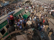 В Пакистане в результате столкновения двух пассажирских поездов погибли 19 человек, десятки пострадали